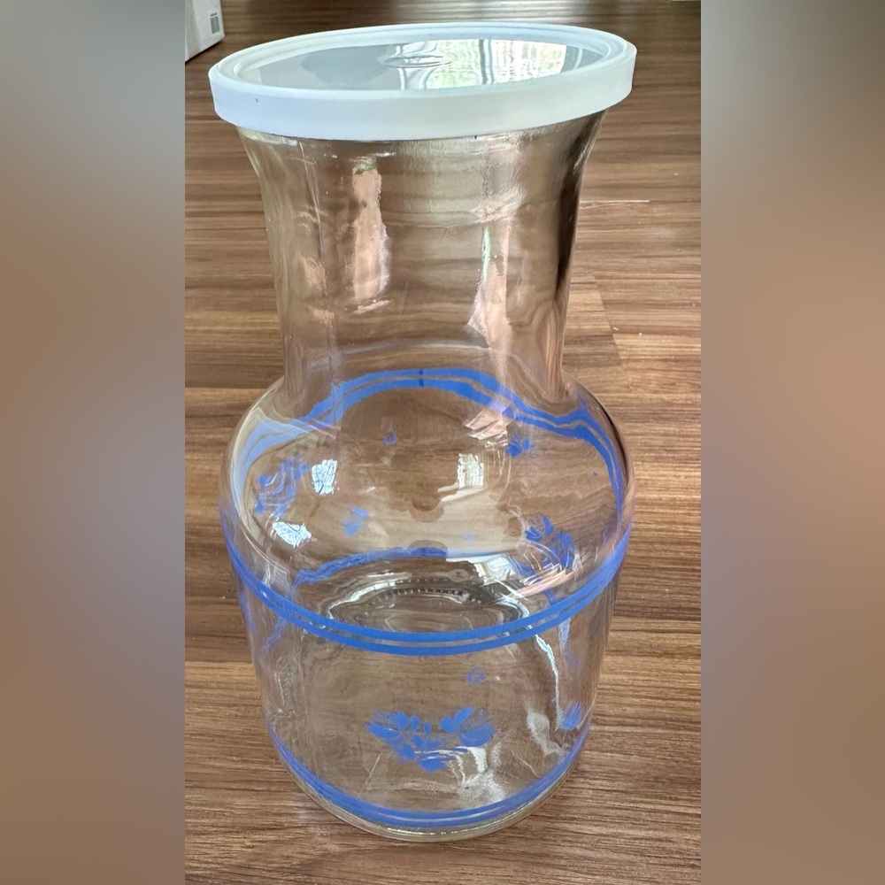 VTG Pfaltzgraff Yorktowne 52 oz glass juice carafe w/ plastic lid.